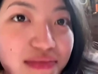 21岁嫩妹白虎学妹舔鸡巴是最厉害的，直接爽到喷射！