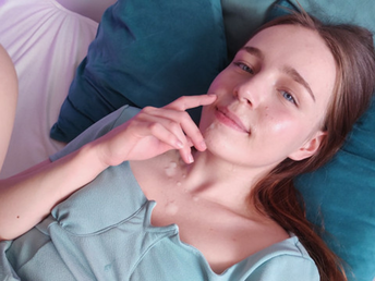 Romped en pige i en kjole og cum på hendes ansigt