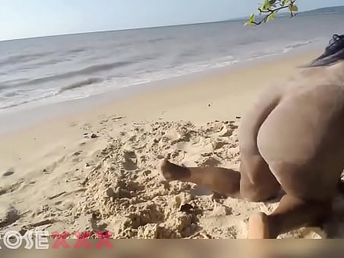 Elvieslutty showing her naked ass at the beach