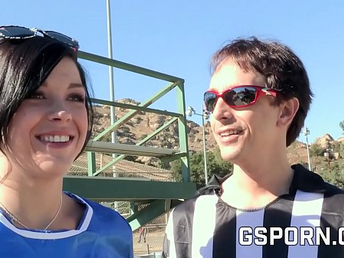 El &aacute;rbitro y la teen animadora