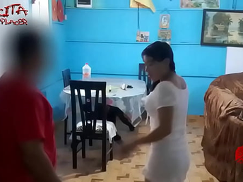 Mi tio llego con una botella de vino , y me embarra mi cara con su leche