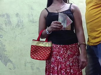 बाहर गांव से आही हुई लड़की को नौकर ने चोद दिया