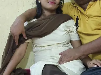 Watch this hot Indian schoolgirl flaunt her virgin fashion in HD